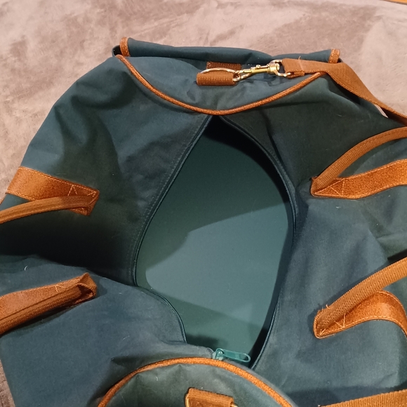 Duffle bag fancy straps are nice accents to this bag - Picture 2 of 10